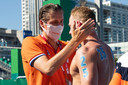Pieter van den Hoogenband troost Ferry Weertman na zijn zevende plaats op 5 augustus bij de 10 kilometer open water.