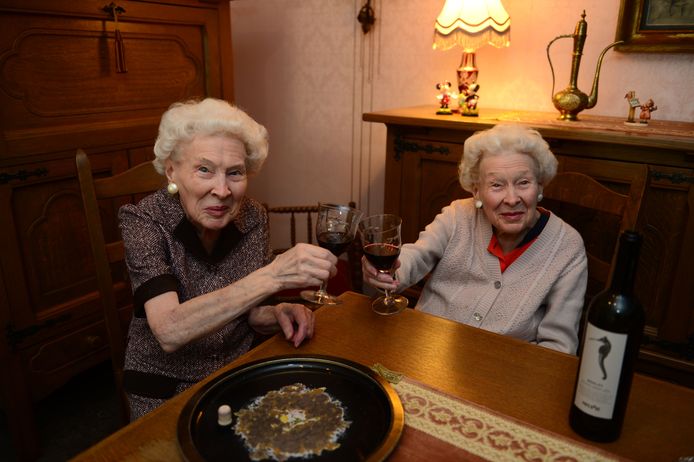 Ook de oudste tweeling van Leuven, Jeanne en Marcella Schollaert, drinken nog elke dag hun glas wijn.