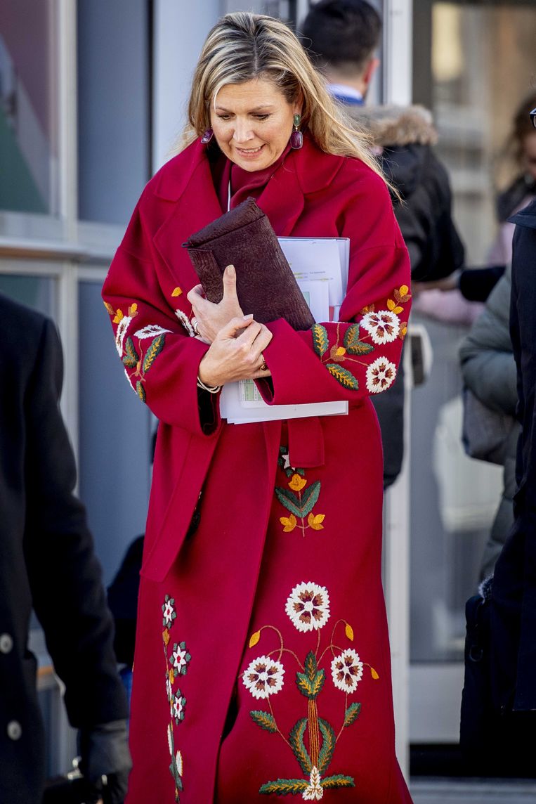 Is dit Máxima's favoriete mantel voor het najaar? Hier draagt ze de mantel tijdens een werkbezoek aan het Zwitserse Davos in 2020. Beeld ANP /  ANP