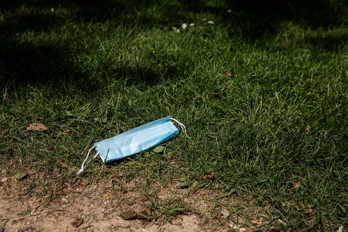 In de berm gegooide mondmaskers vallen ook onder zwerfvuil.