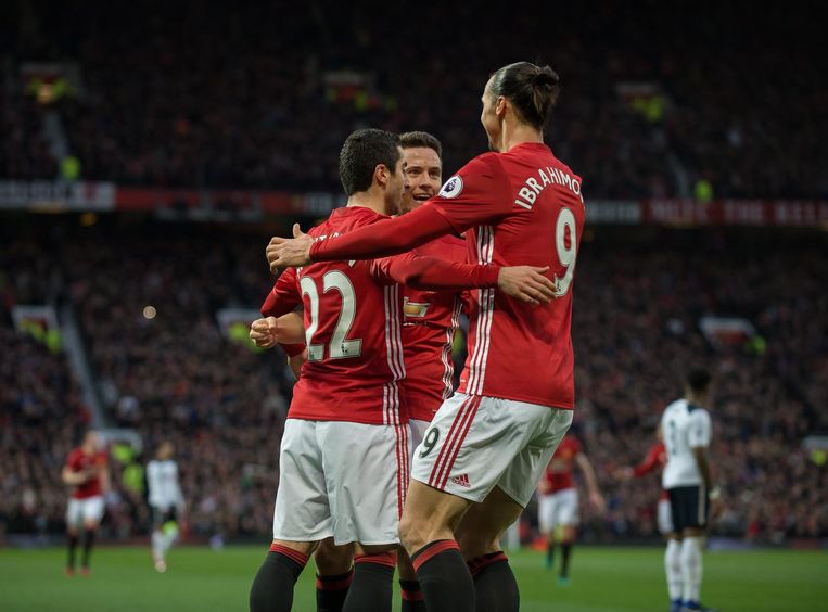 Henrikh Mkhitaryan krijgt de felicitaties van Zlatan Ibrahimovic en Ander Herrera. Beeld EPA