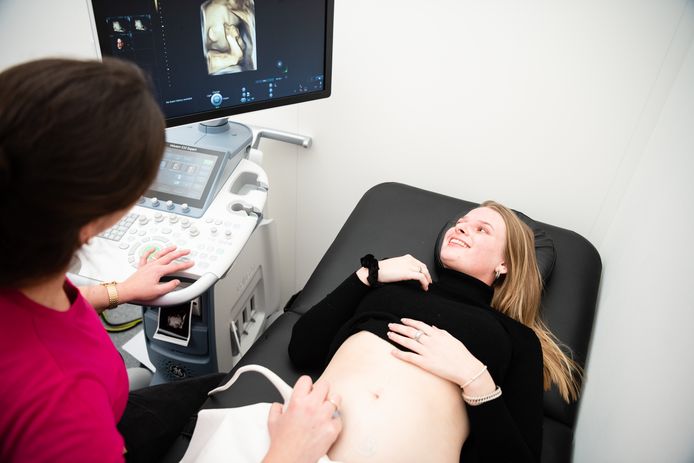 Een zwangere vrouw ondergaat in het AM een echo.