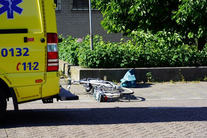 Een fietser raakte bij de aanrijding in Dongen.