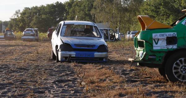 Auto rijdt publiek in bij race in Leende, zeven gewonden: organisatie vermoedt opzet - Eindhovens Da