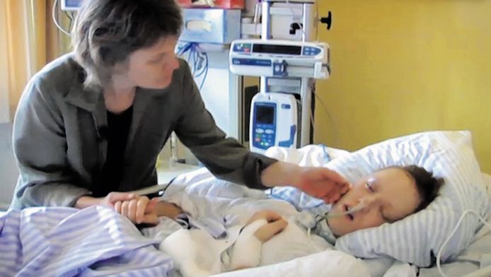 Moeder Maybritt aan het bed van haar dochter Carina.