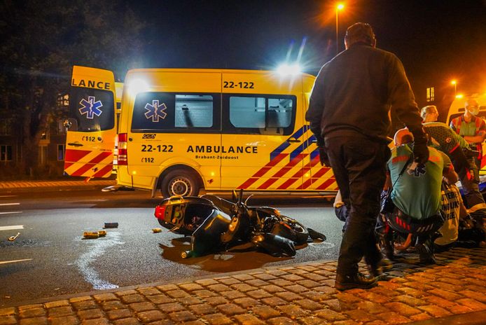 De scooterrijder raakte bij het ongeval in Waalre gewond.