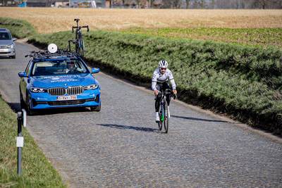 Daar is de regenboogtrui weer: Alaphilippe laat zich na een week rust zien op de kasseien van de Ronde van Vlaanderen