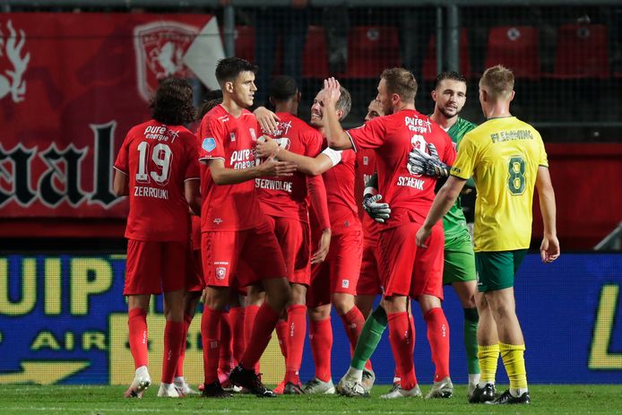 Spelers van FC Twente vieren de overwinning.