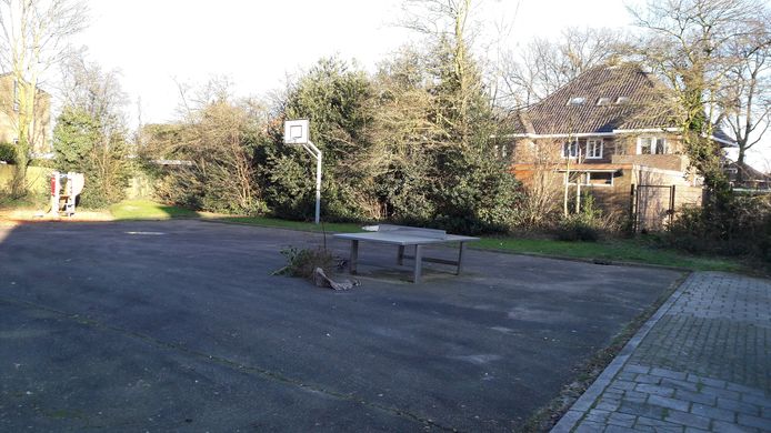 Karlijn vindt deze speelplaats aan de Ter Kuilestraat in Almelo niet prettig. Ze vroeg om een schommel aan de andere kant.