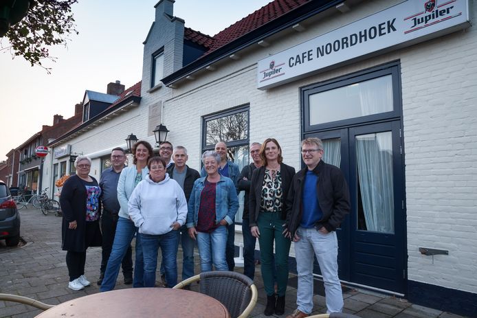 Links verkopers Ardy en Janina Wezenbeek van café Noordhoek. Naast hen de kartrekkers van het initiatief voor de aankoop: Sandra, Jaantje, Marc, Tien, Anja, Jan, Jos, Jolanda en Ronald.