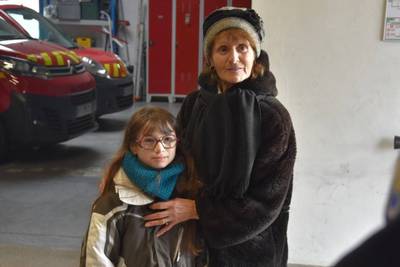 Franse Kalli (8) redt grootmoeder (64) van hartaanval door snel hulpdiensten te bellen: “Mijn oma is gevallen”