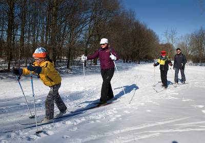 Langlaufen op de laatste sneeuwresten op voormalige golfbaan in Zoelen: ‘Het loopt storm’