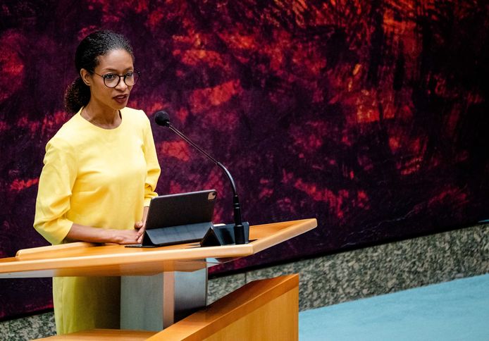 Sylvana Simons (BIJ1) in de Tweede Kamer tijdens een debat over de ontwikkelingen rondom het coronavirus.
