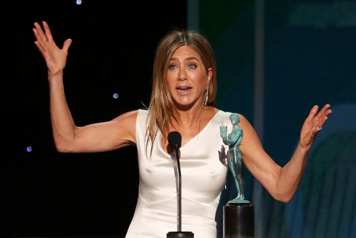 Jennifer Aniston neemt een prijs in ontvangst voor haar werk in de Apple+serie The Morning Show.