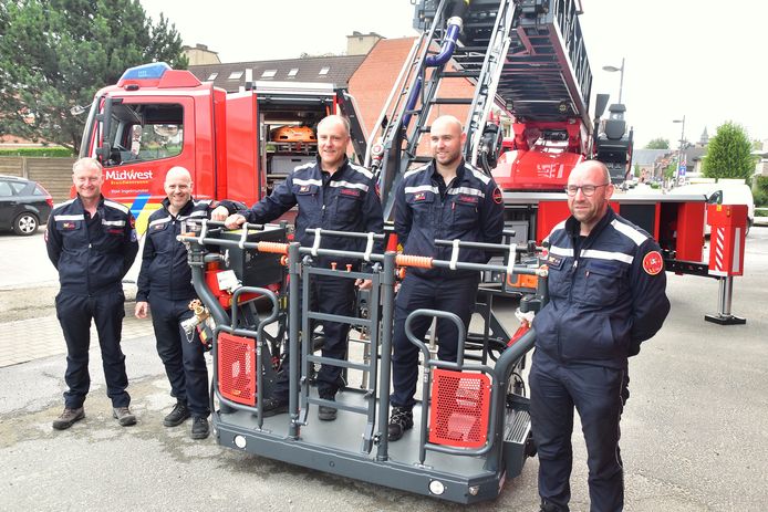 Brandweer krijgt nieuwe ladderwagen: “Beter uitgerust ooit” | Ingelmunster | hln.be
