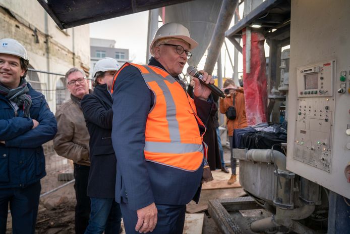 Wethouder Hans de Vroome geeft het startsein voor de bouw van de nieuwe Hooggvliet-supermarkt in de Arnhemse wijk Lombok.