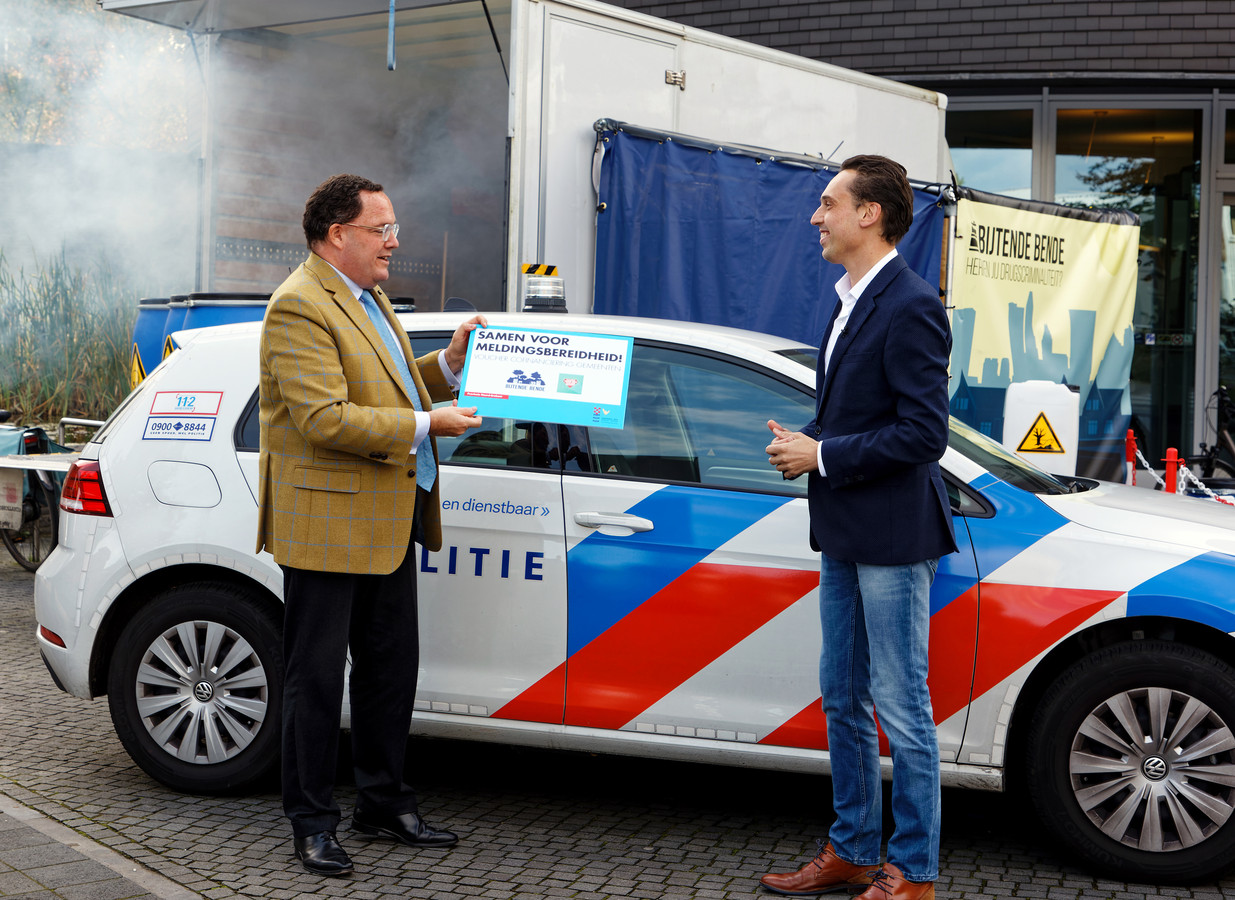 De Vughtse burgemeester Roderick van de Mortel (links) en provinciebestuurder Stijn Smeulders trappen de nieuwe campagne af.
