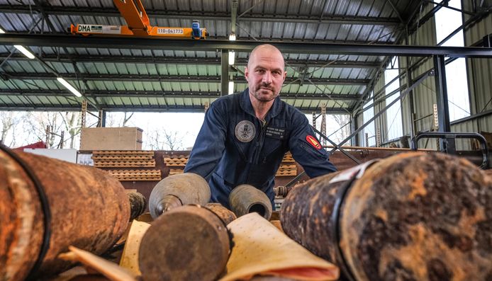 Adjudant Steven De Meulenaere bij gevonden munitie in de kazerne van DOVO in Poelkapelle.