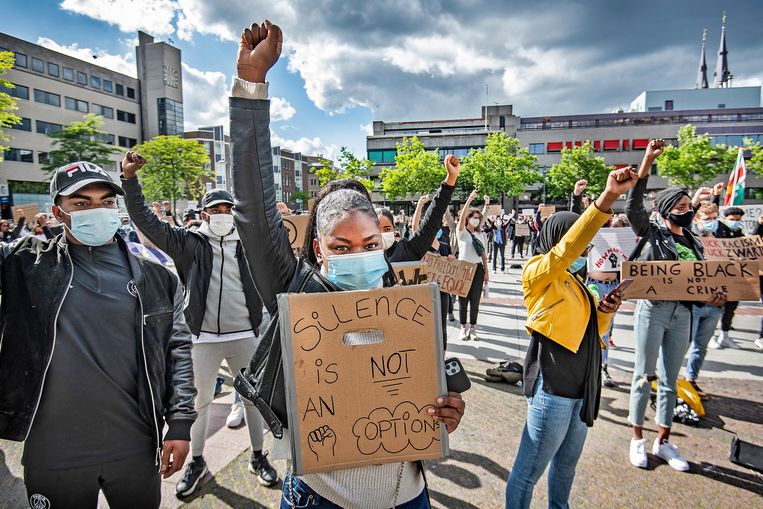 Demonstranten tegen racisme op het Stadhuisplein in Eindhoven. Elke spreker op het podium wordt hartstochtelijk toegejuicht door de menigte met mondkapjes en protestborden.  Beeld Guus Dubbelman / de Volkskrant
