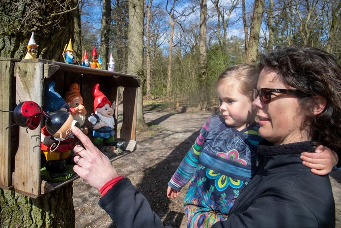 Bij Boerderij Hoekelum hebben ze een kabouterpad, met kabouters.