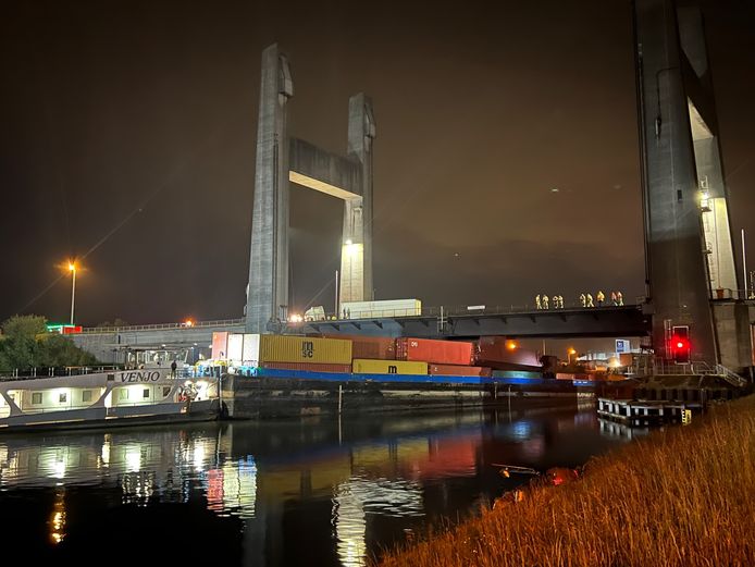 Het schip voer eerder al tegen een brug in Willebroek.