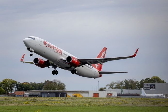 Un avion Corendon part de l'aéroport de Maastricht Aix-la-Chapelle.  Les résidents locaux autour de Maastricht, Eindhoven et Rotterdam subissent également plus de nuisances sonores dues au trafic aérien.