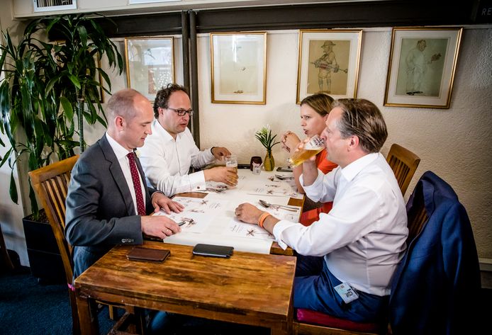 Gert-Jan Segers (Christenunie), Wouter Koolmees (D66), Carola Schouten (Christenunie) en Alexander Pechtold (D66) overleggen in restaurant Garoeda.