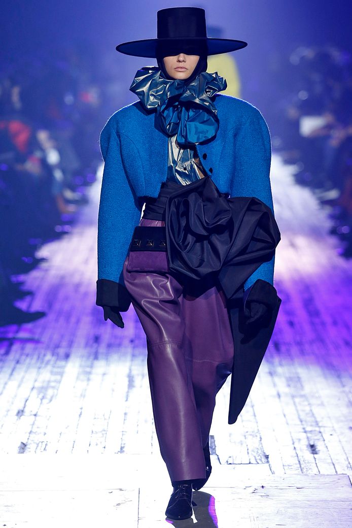 Grote schouders gespot bij de herfst-wintercollectie 2018 van Marc Jacobs tijdens New York Fashion Week.