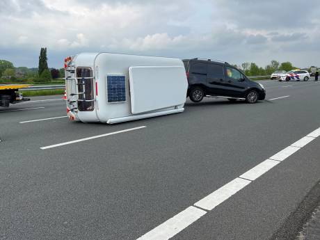Vertraging op A1 tussen Deventer en Twello vanwege geschaarde caravan