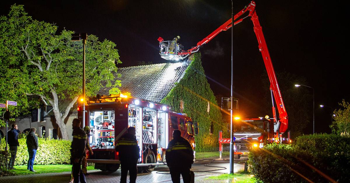 Schade aan woning bij schoorsteenbrand in Den Hout, brandweer blust vuur met hoogwerker - BN DeStem