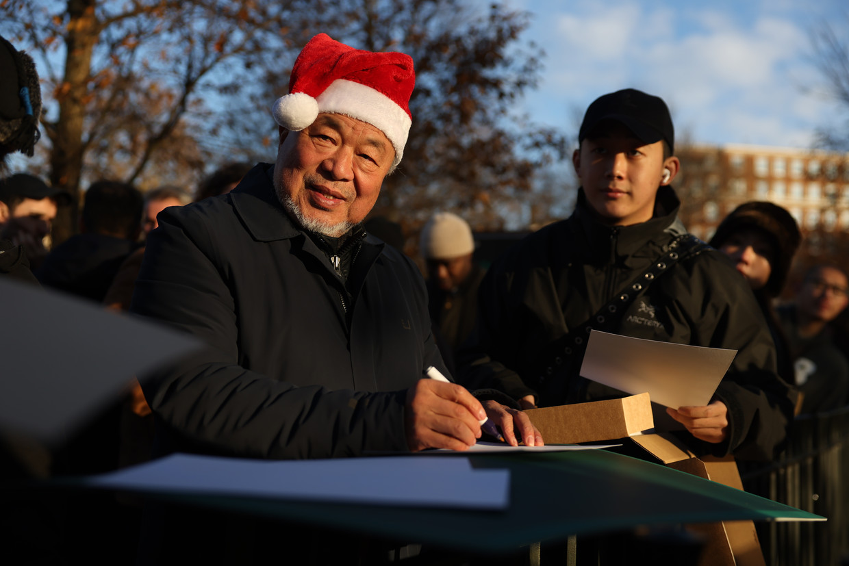 Ai Weiwei tijdens een actie voor Refugees International  in Hyde Park, Londen.  Beeld Getty Images