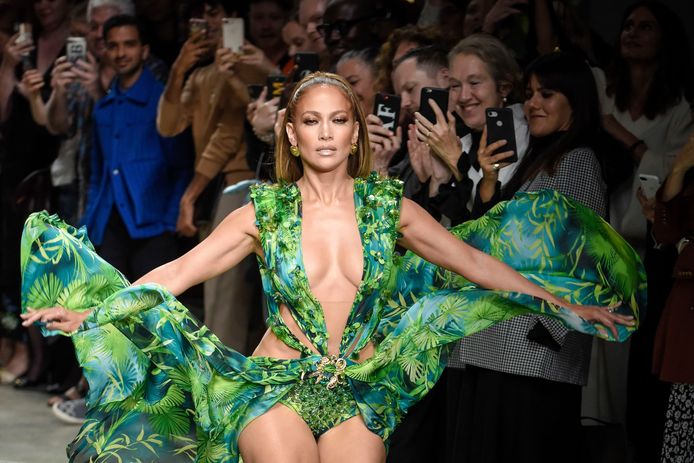 Jennifer Lopez in haar befaamde Versace-jurk tijdens de modeweek van Milaan vorige week.