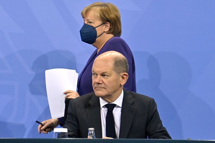 Kersvers Duits bondskanselier Olaf Scholz (SPD) en voormalig bondskanselier Angela Merkel (CDU).