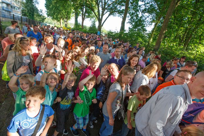 Dit beeld hoopt de Stichting Bergen op Zoomse Wandelavondvierdaagse in 2022 terug te zien: honderden vrolijke kinderen bij de start op Rozenoord, dan voor de 75e jubileumeditie van het evenement.