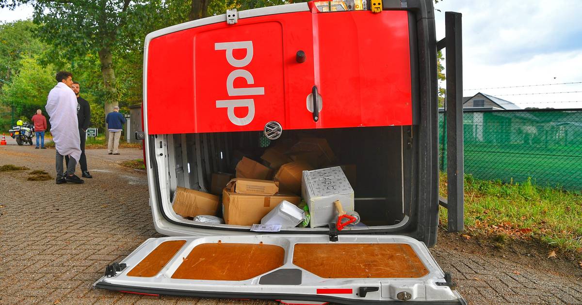 Pakketjes lopen vertraging op: DPD bezorgbus betrokken bij ongeval in Sterksel