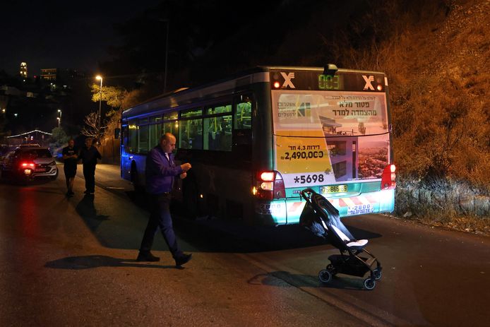 Israëlische veiligheidstroepen inspecteren de bus na de schietpartij.