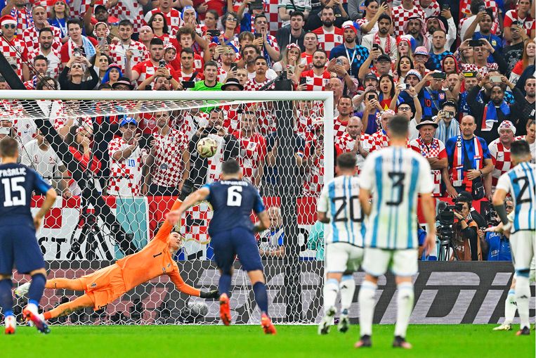 Messi benut penalty.
 Beeld Guus Dubbelman / de Volkskrant