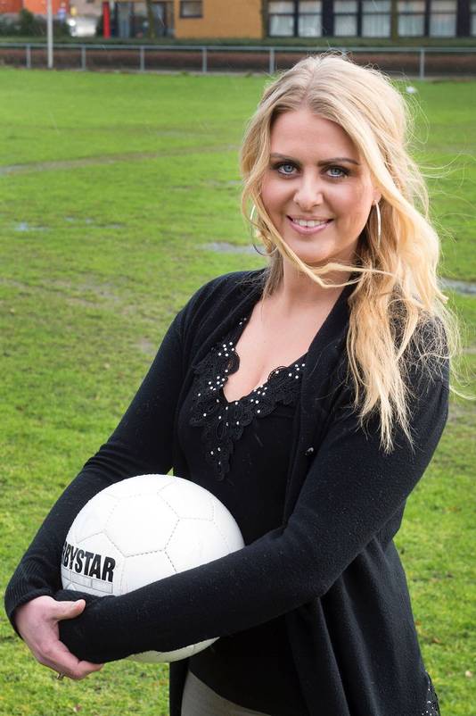 Voetbaltrainer Femke van Odijk  coacht het eerste mannenelftal van VV 't Vliegdorp.