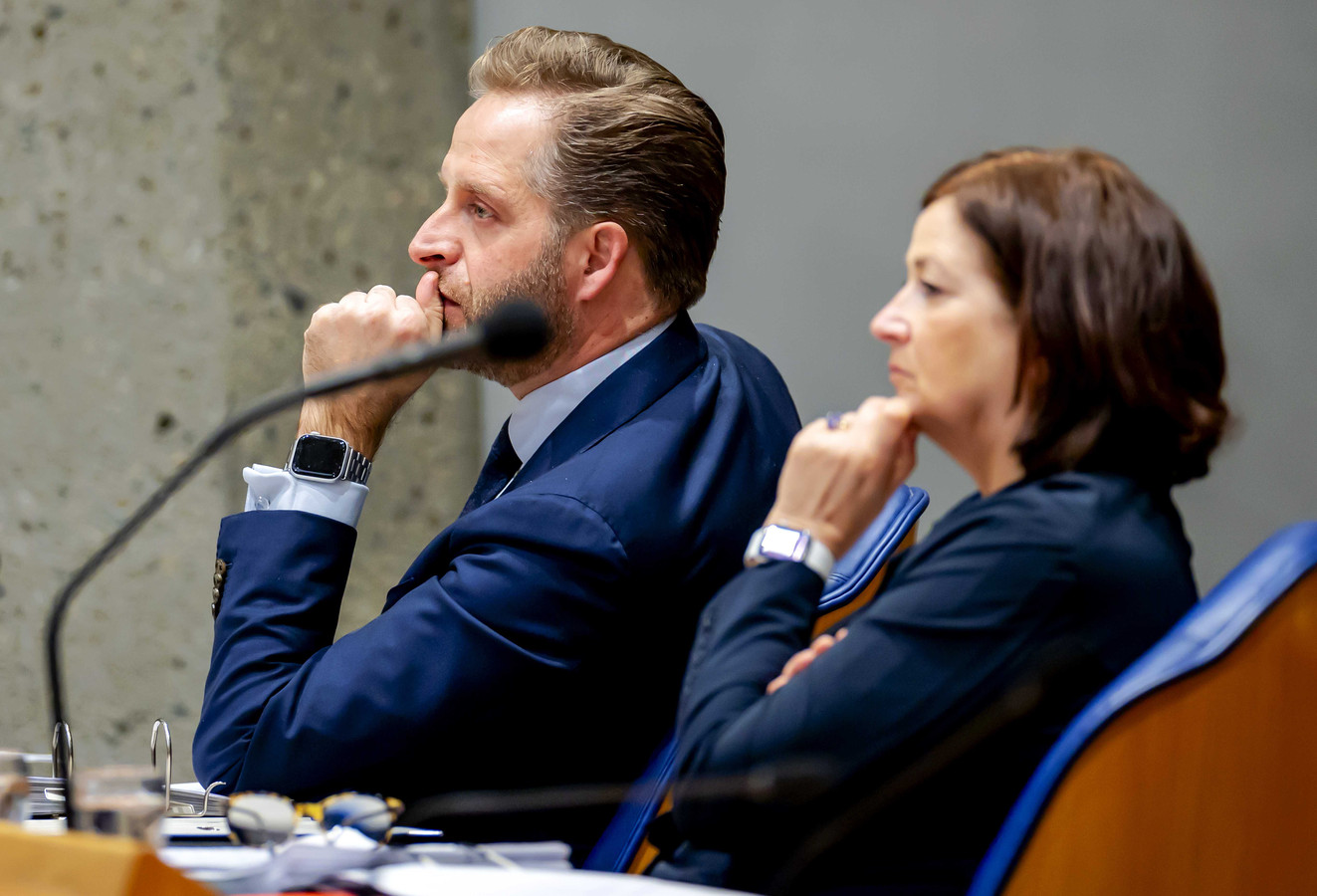Minister Hugo de Jonge (Volkshuisvesting) en Minister Conny Helder (Langdurige Zorg en Sport) tijdens het debat in de Tweede Kamer over de mondkapjesdeal die het ministerie van Volksgezondheid sloot met Sywert van Lienden.