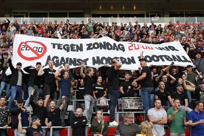 Fans van PSV maken hun onvrede kenbaar over voetballen op zondagavond.