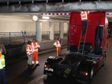 Weer vrachtauto onder viaduct Waalwijk, weg twee uur dicht geweest
