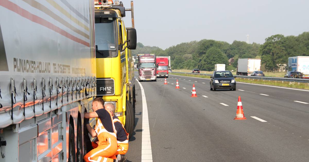 Botsing door vrachtwagen met klapband op A1 bij Enter.