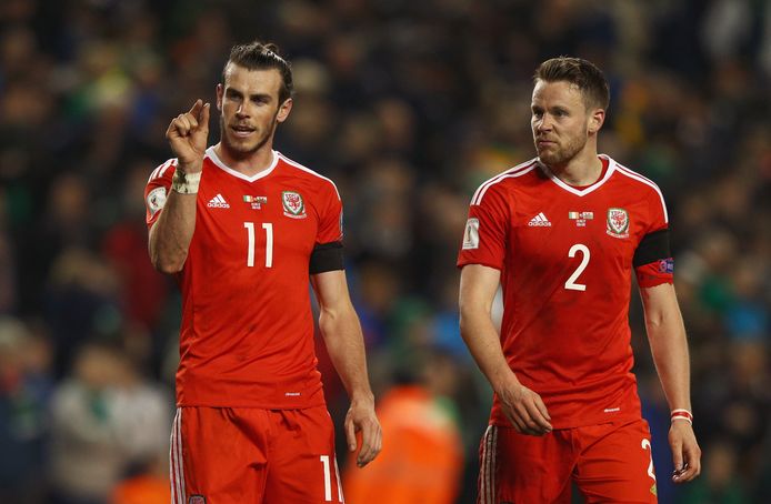 Gareth Bale laat aan ploeggenoot Chris Gunter zien hoe dicht hij was bij de 1-0 voor Wales.
