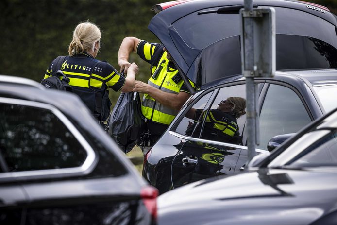 La FIOD e la polizia olandese martedì durante un raid nella casa del CEO di Jumbo Frits van Eerd a Heeswijk-Dinther.