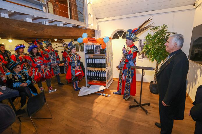 De overdracht van het archief van het SOK aan de Vereniging Erfgoedhuis Veldhoven.