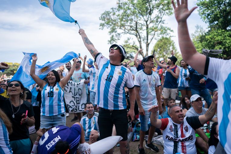 Voetbalfans vieren de kwartfinaleplaats van Argentinië, nadat ze de met 2-1 gewonnen wedstrijd tegen Australië op schermen in een park hebben bekeken. Beeld AP