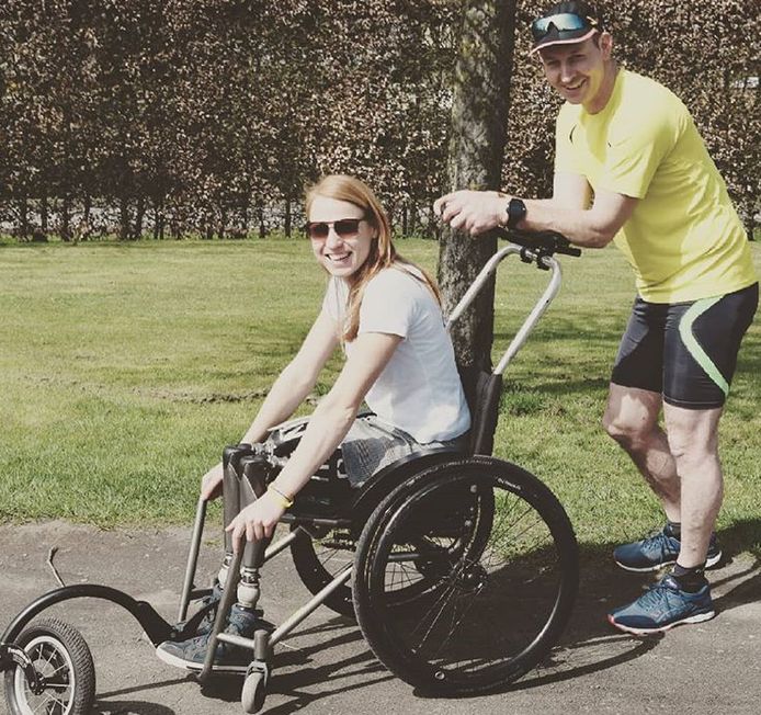 "Met de glimlach richting 22 april. #antwerpmarathon2018 #guinnessworldrecords #wheelchair #running #topteam", schreef Hannelore eerder deze maand bij deze foto op Instagram.