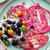 Roze rijstflensjes met kokosyoghurt & rood fruit 