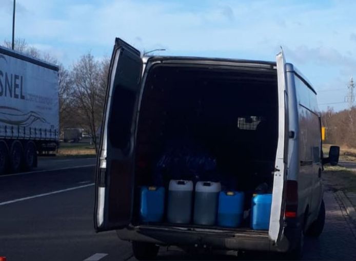 Het busje vol met 'chemische troep' aldus de Nederlandse politie op Twitter.