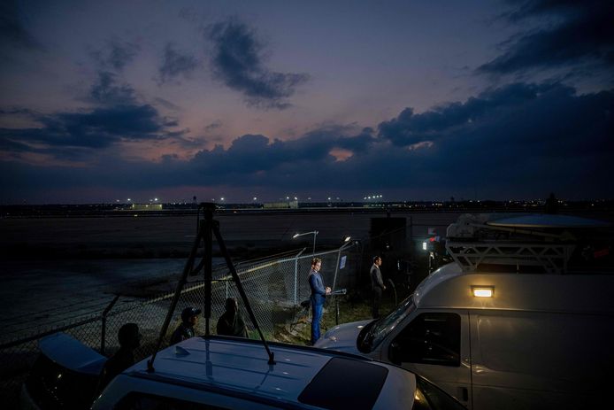 Reporters op de luchthaven in San Antonio, Texas, wachtend op de aankomst van Griner.